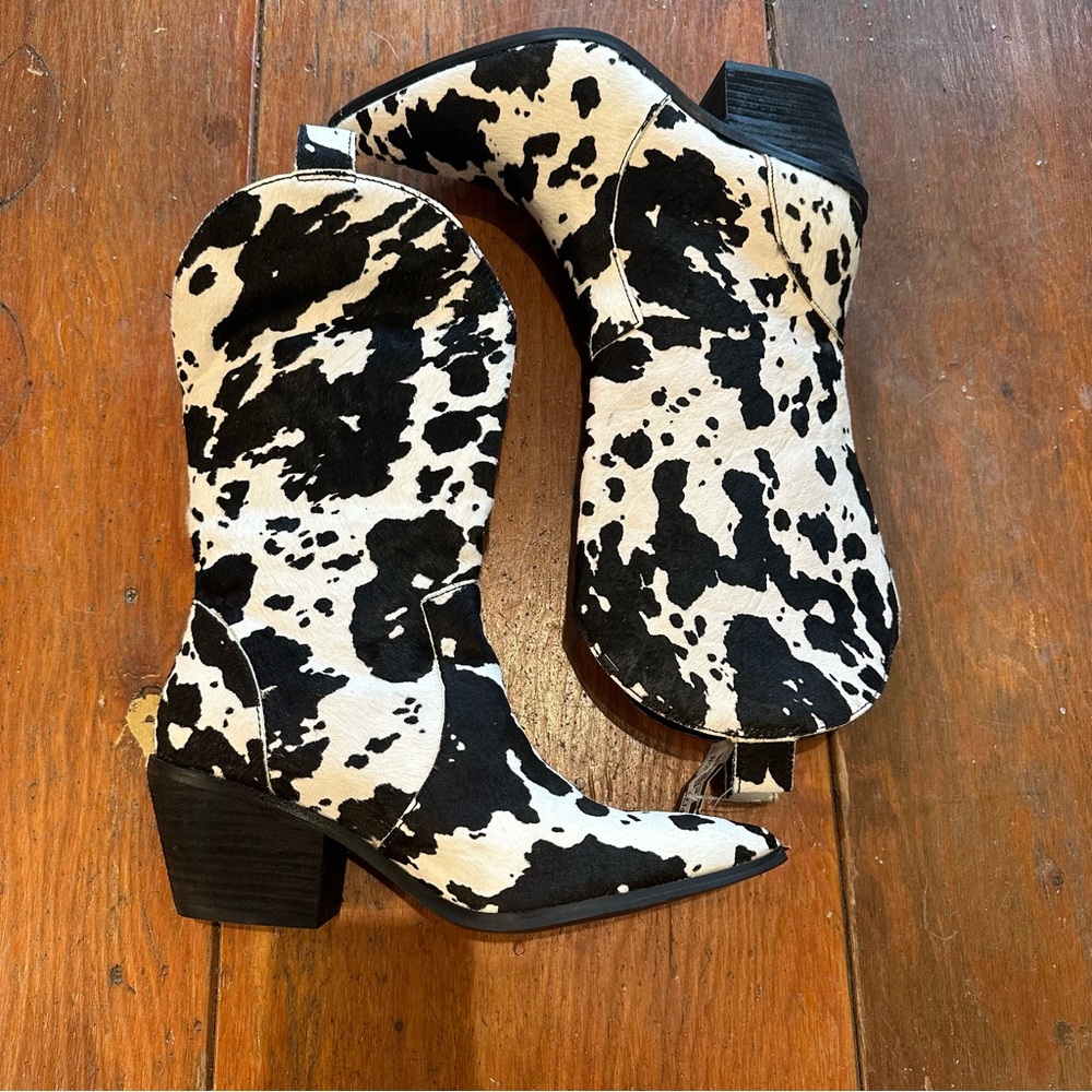 Dingo Black and White hair-on cowboy boots.